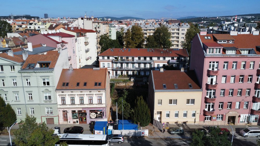 Parcela mezi sousedními domy